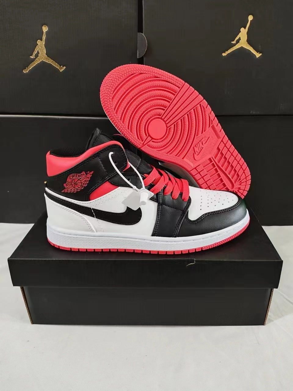 Air Jordan 1 Retro High OG "Black Toe"