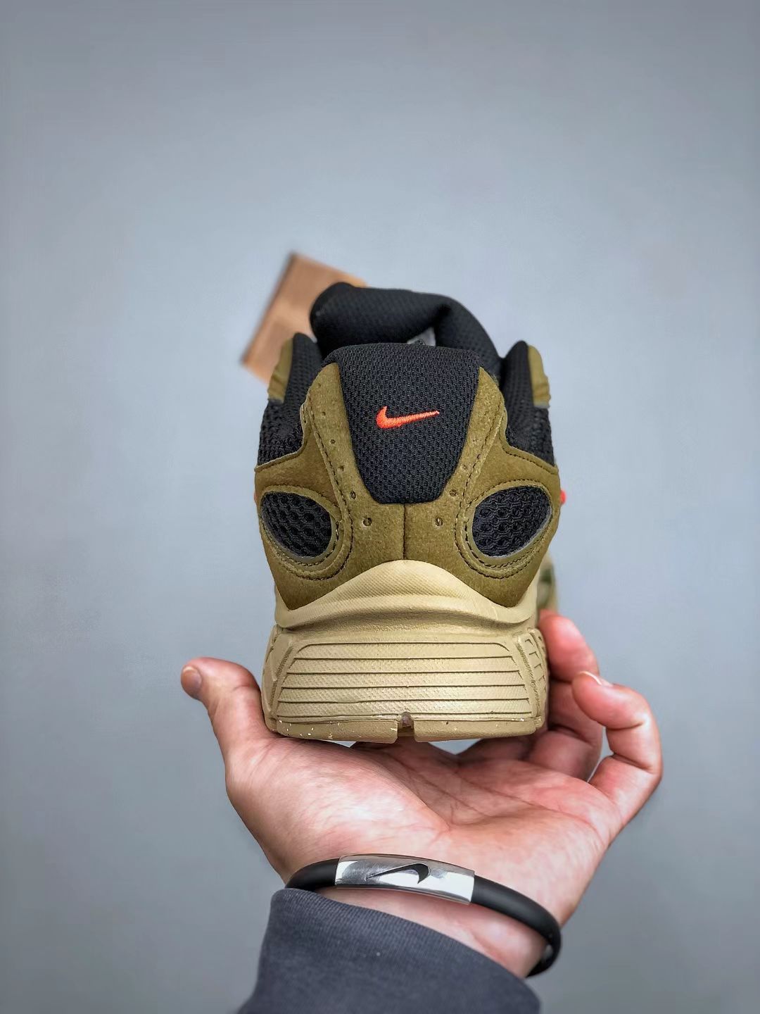 Run "Black/Yellow" – High-Visibility Performance Runner