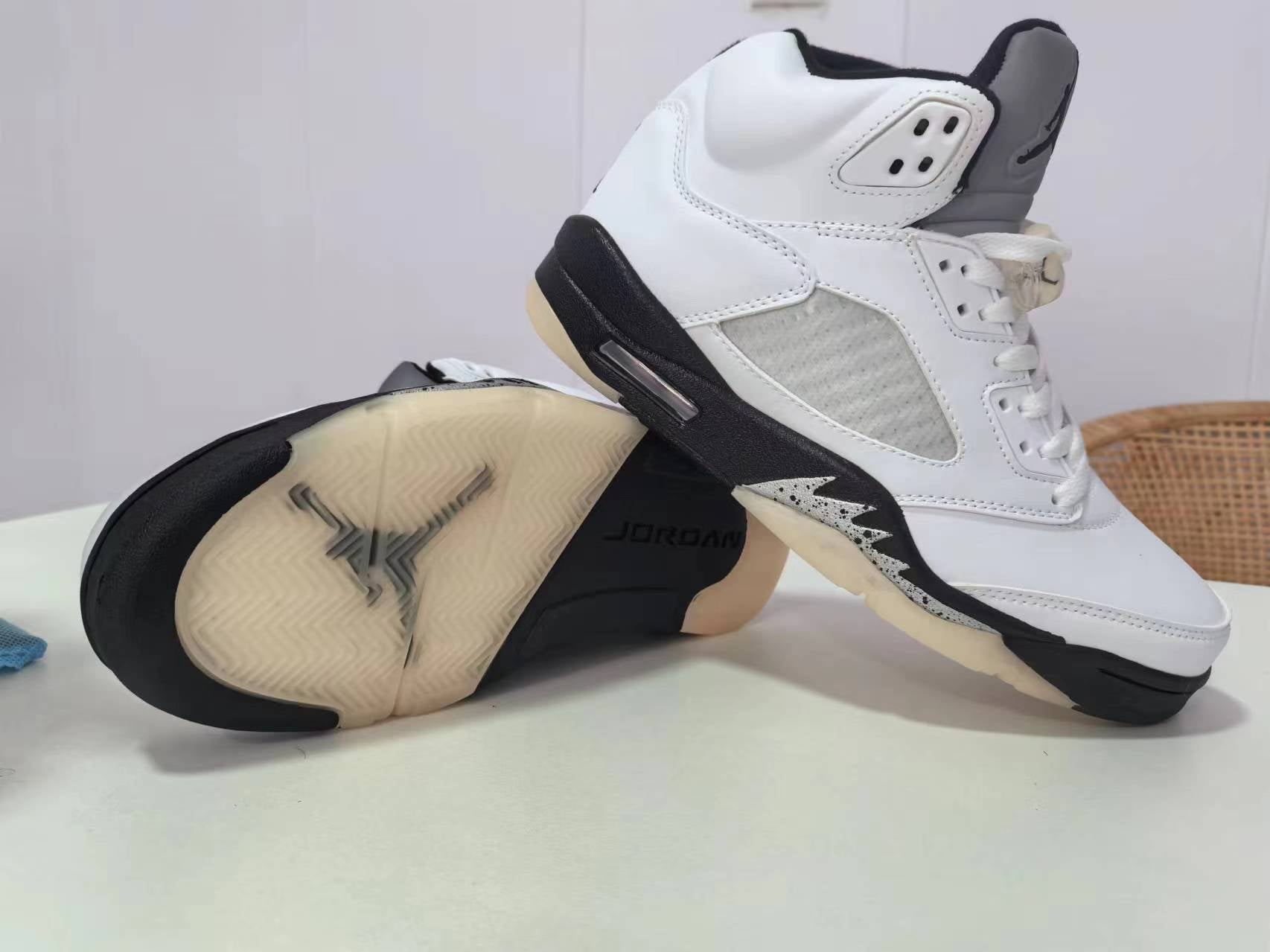 JORDAN 5 RETRO WHITE/BLACK