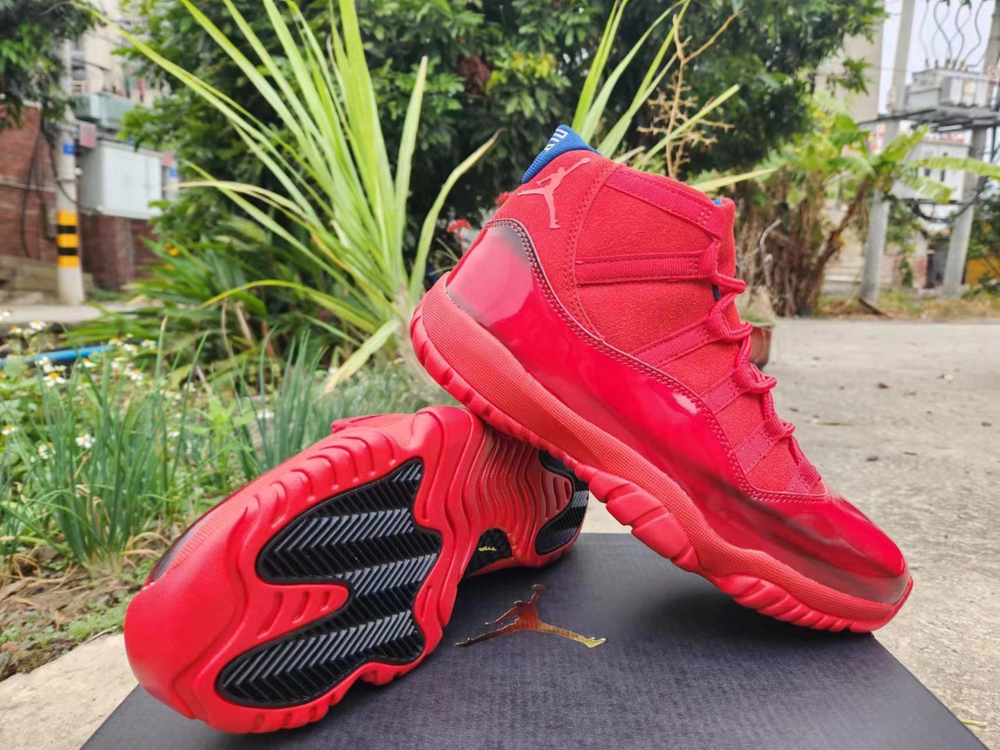 AIR JORDAN 11 RETRO "BIG RED"