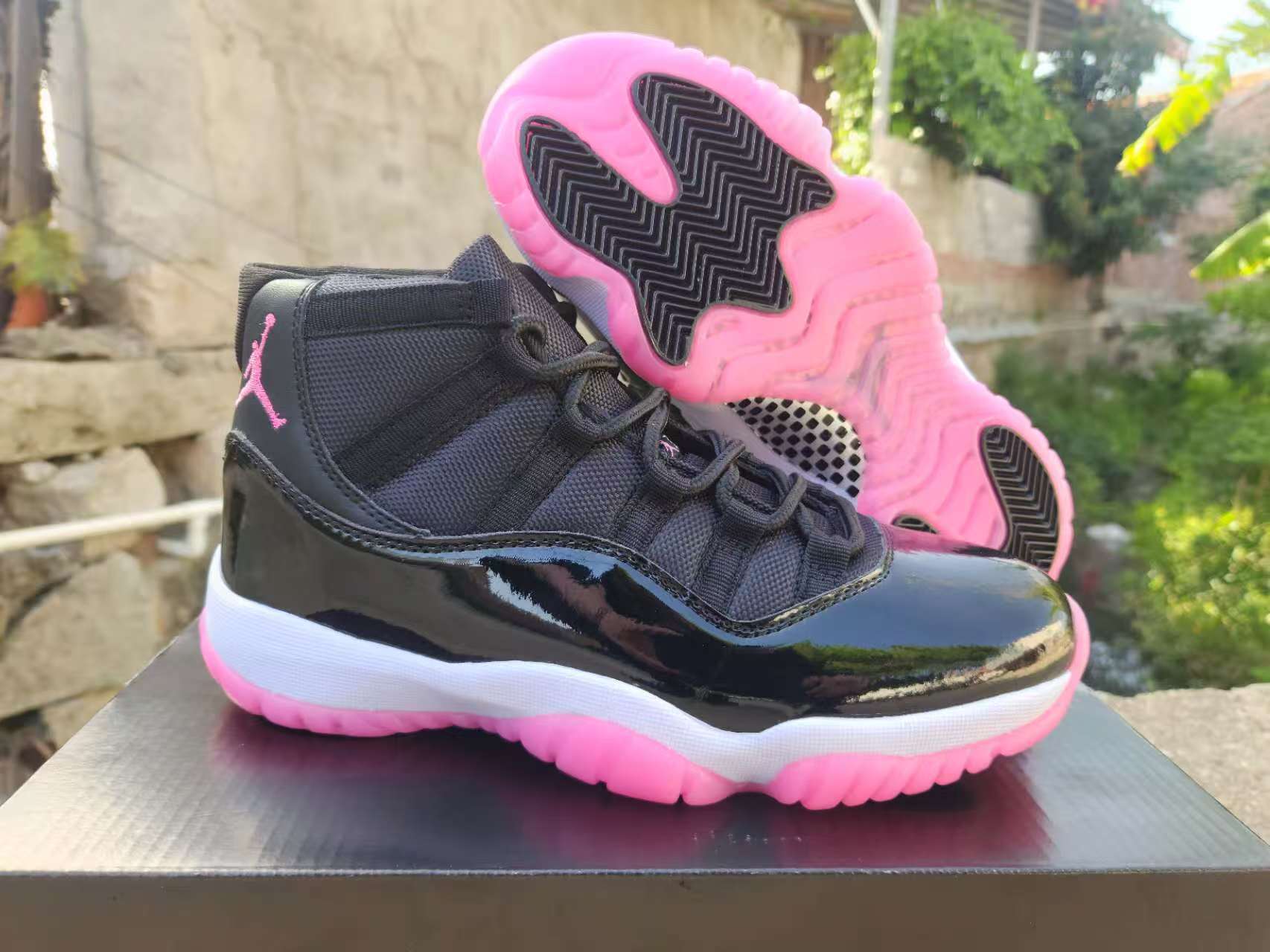 AIR JORDAN 11 RETRO "BLACK / VOLT RED"
