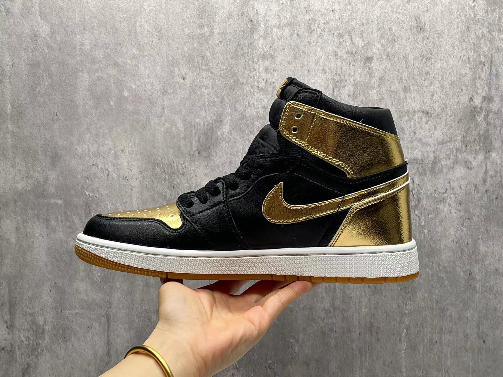 Air Jordan 1 Mid "Black/University Gold"