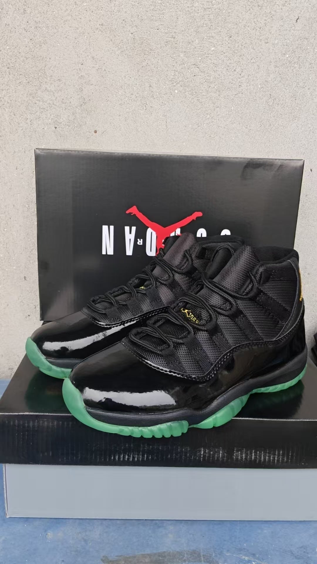AIR JORDAN 11 RETRO "BLACK / GREEN"