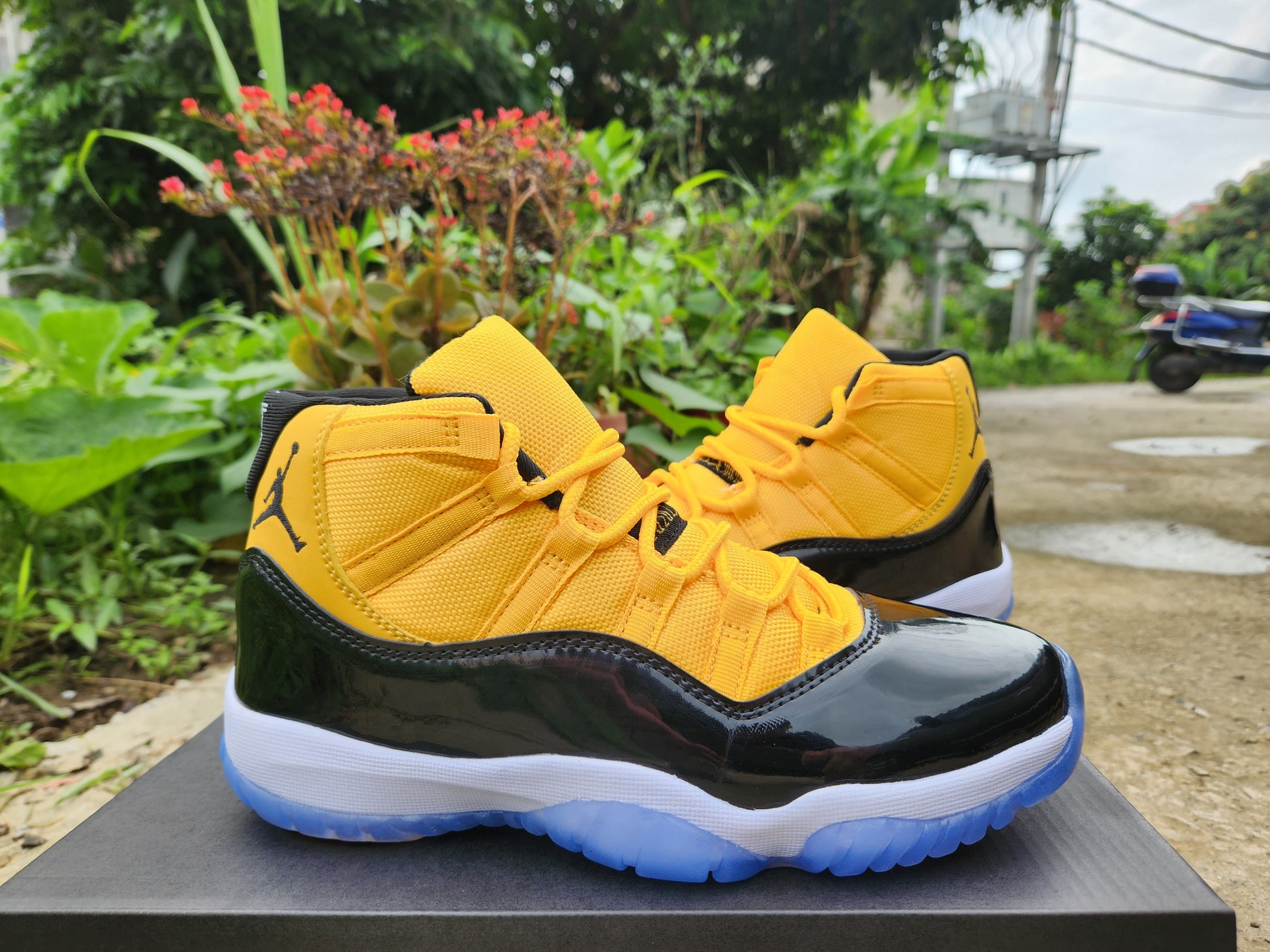 AIR JORDAN 11 RETRO "YELLOW / BLACK / WHITE"