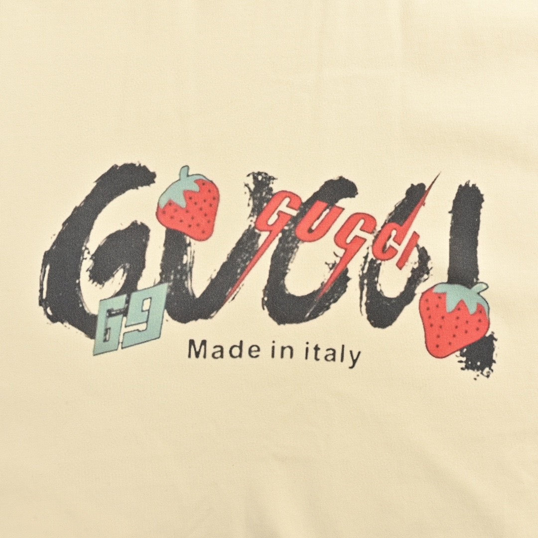 G*u*i strawberry logo t-shirt (beige)