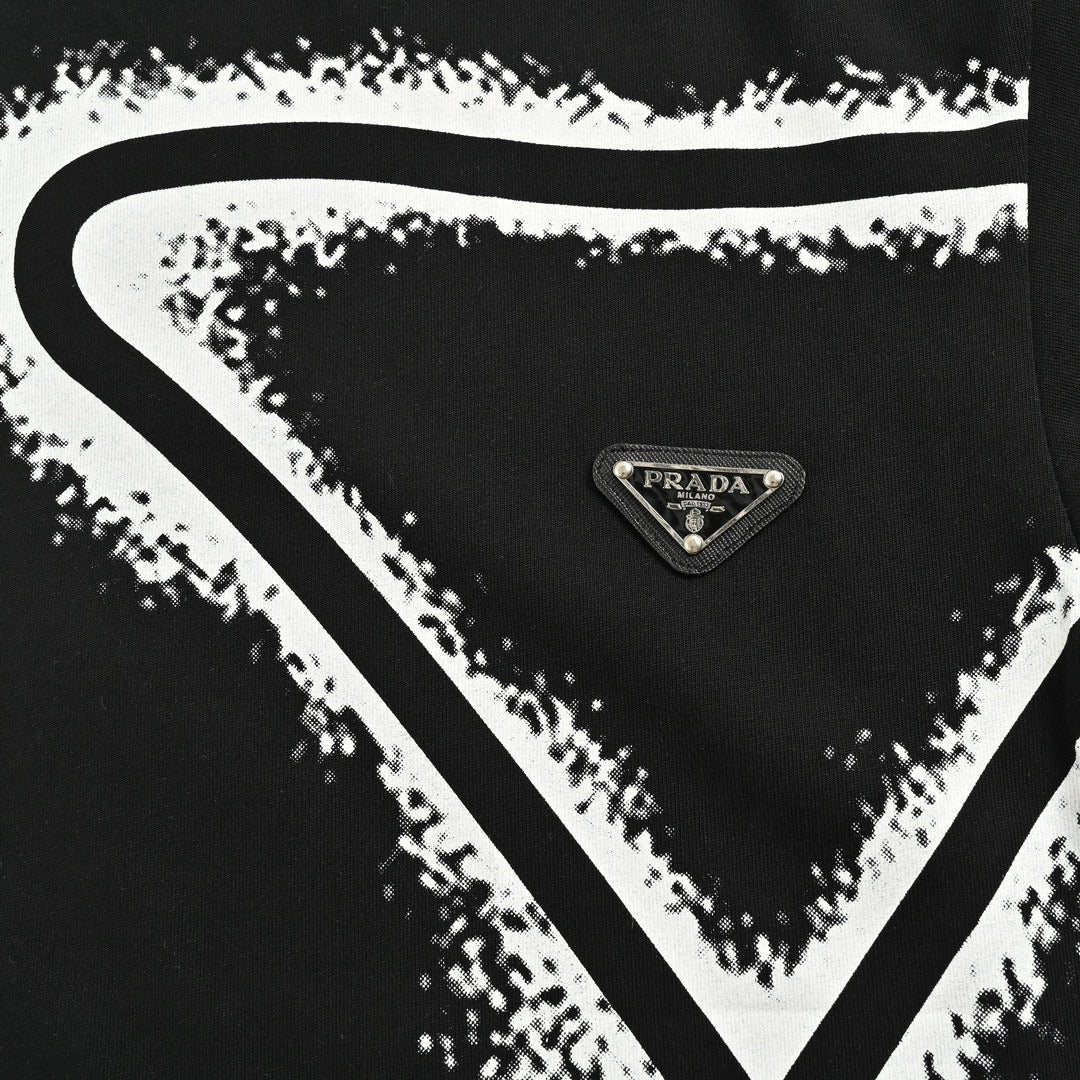 Pra*a triangle spray paint logo t-shirt (black)