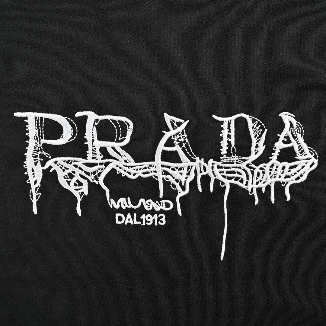 Pra*a graphic logo t-shirt (black)