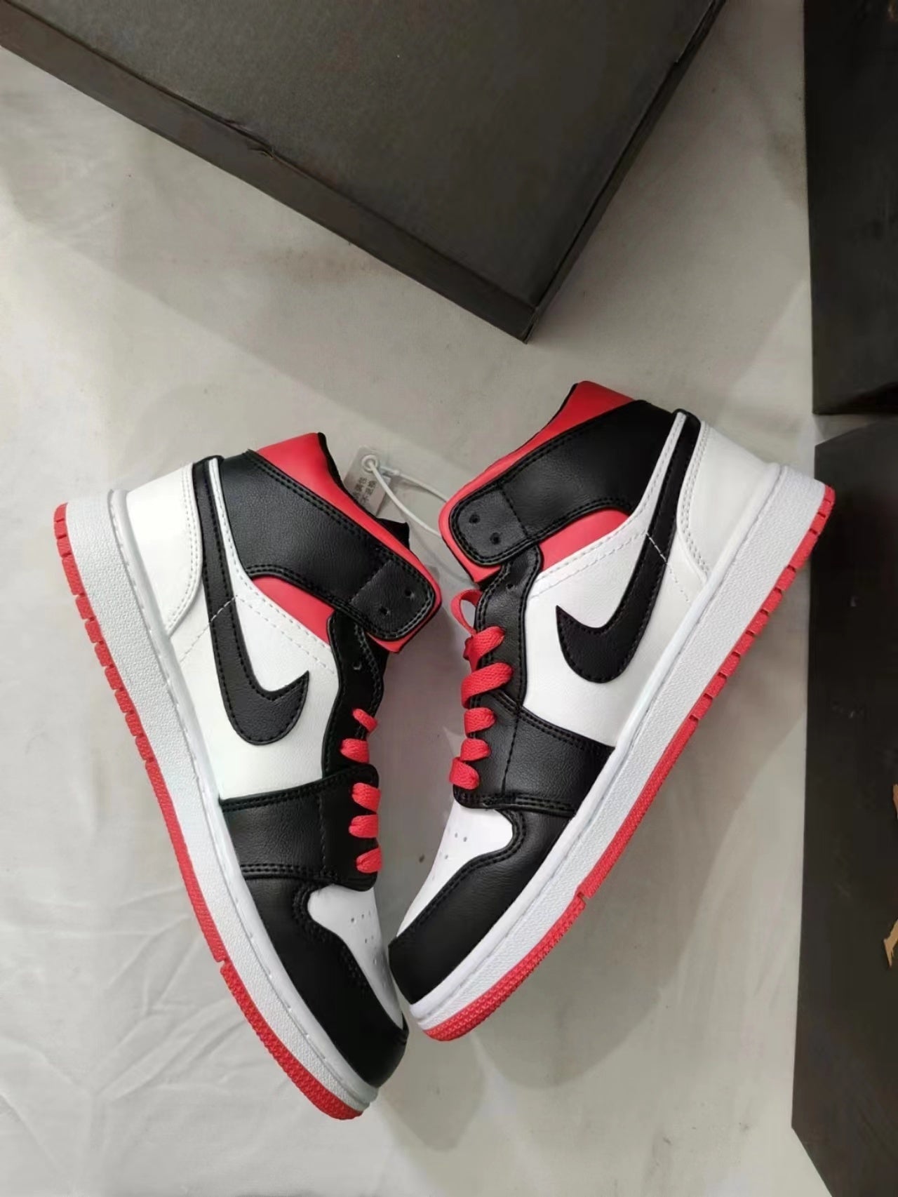 Air Jordan 1 Retro High OG "Black Toe"