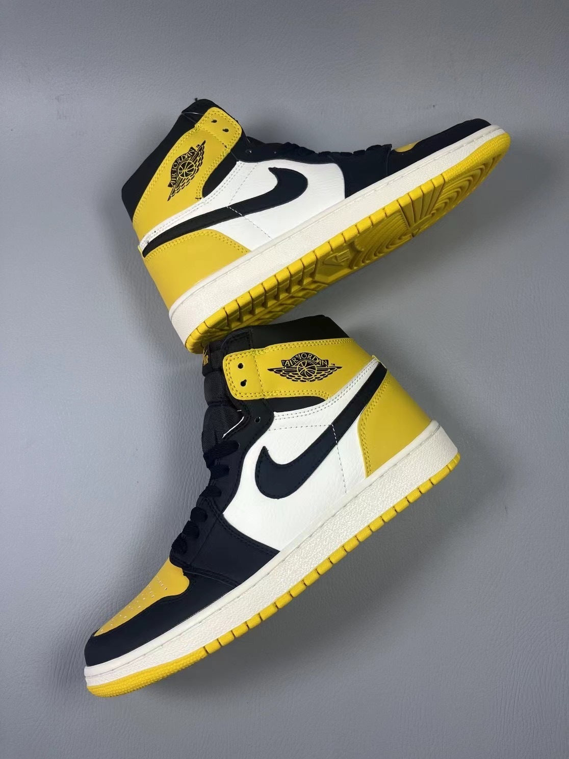 Air Jordan 1 Retro High OG "Black Toe / Yellow"