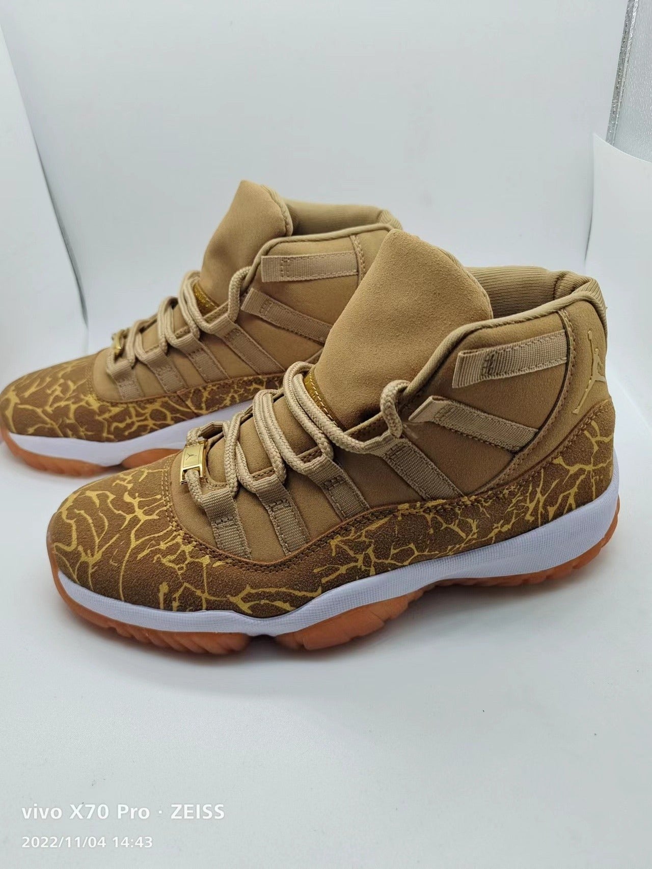 AIR JORDAN 11 "Gold Olive"