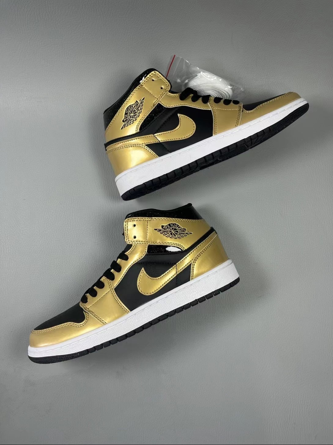 Air Jordan 1 Mid "Black/Gold"