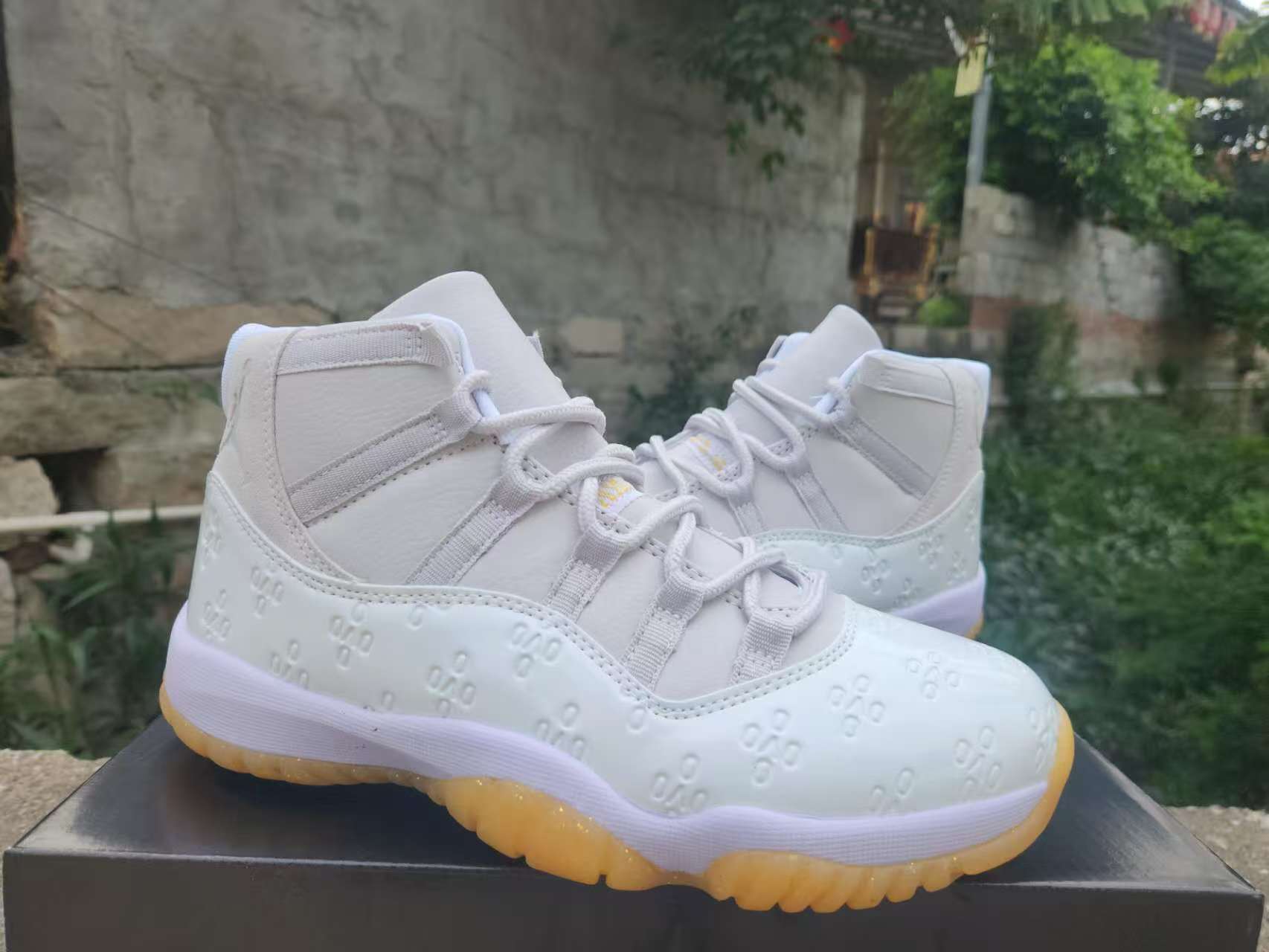 AIR JORDAN 11 RETRO "WHITE / EMBOSSED"