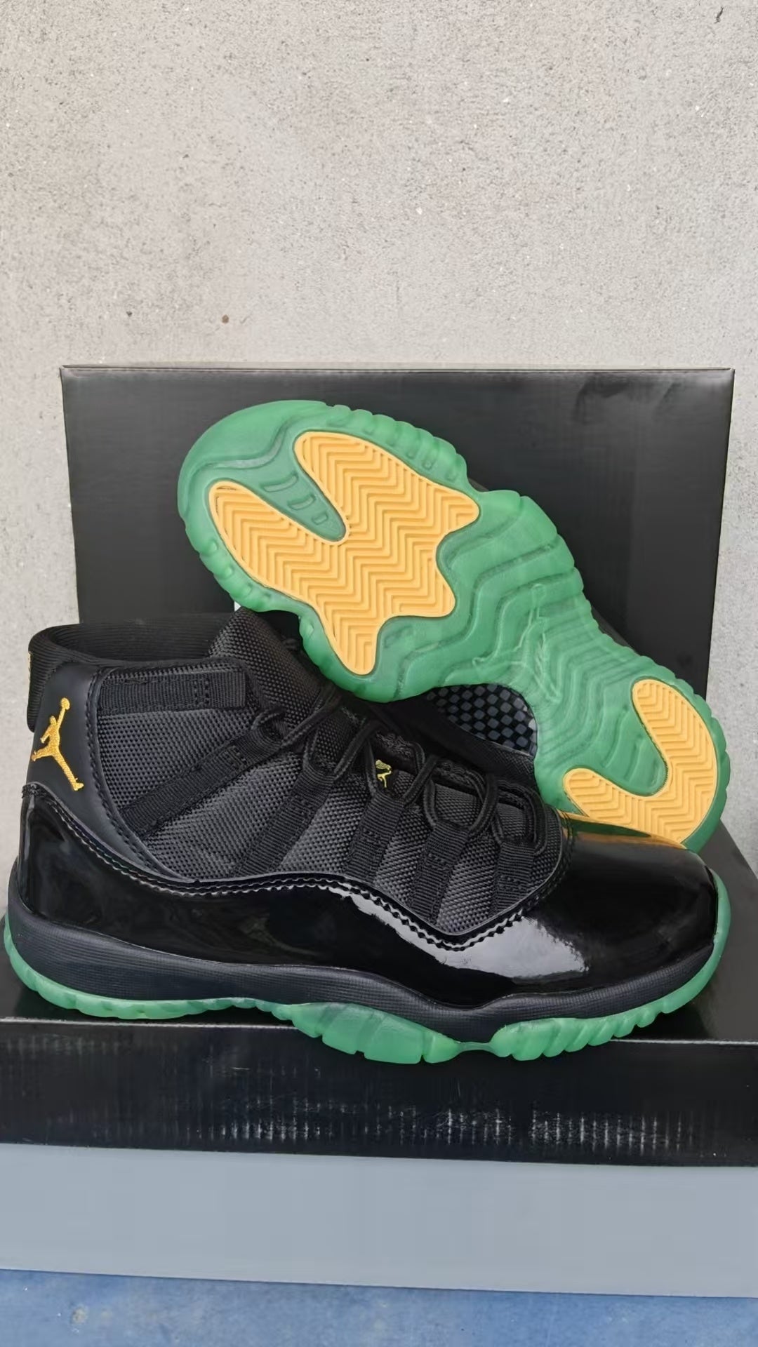 AIR JORDAN 11 RETRO "BLACK / GREEN"