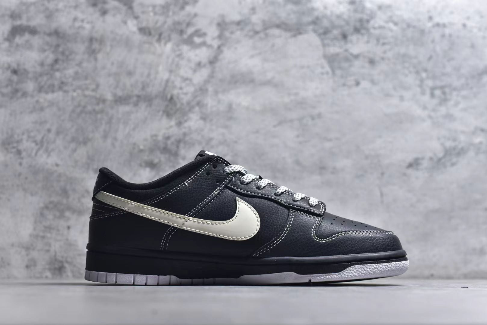 Nike Dunk Low “White/Black” – The Timeless “Panda” Essential