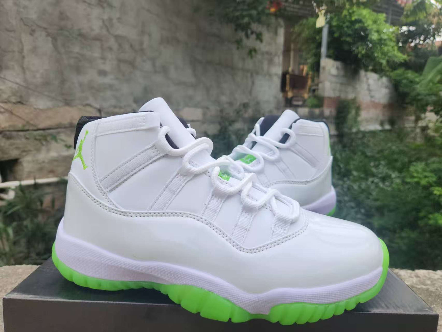 AIR JORDAN 11 RETRO "WHITE / BLACK / GREEN"