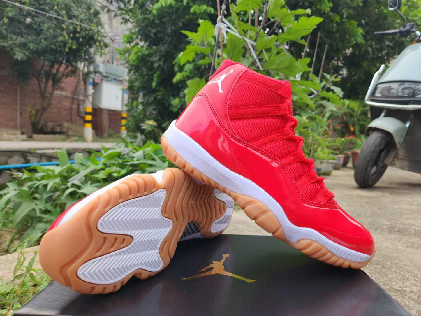 AIR JORDAN 11 RETRO "VARSITY RED"