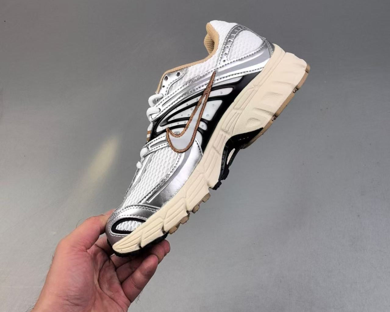 Nike Air Max Moto 2K “Beige/Sail” – Retro Runner with Vintage Vibe