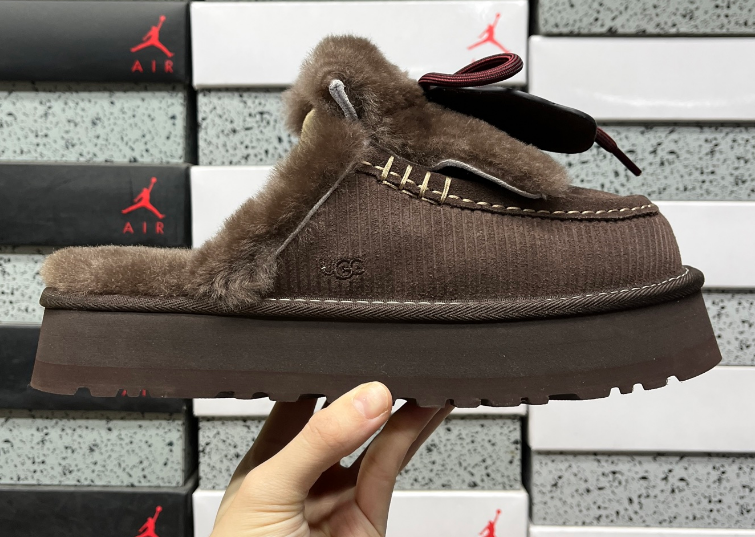 UGG Disquette Charm Slide in Chocolate