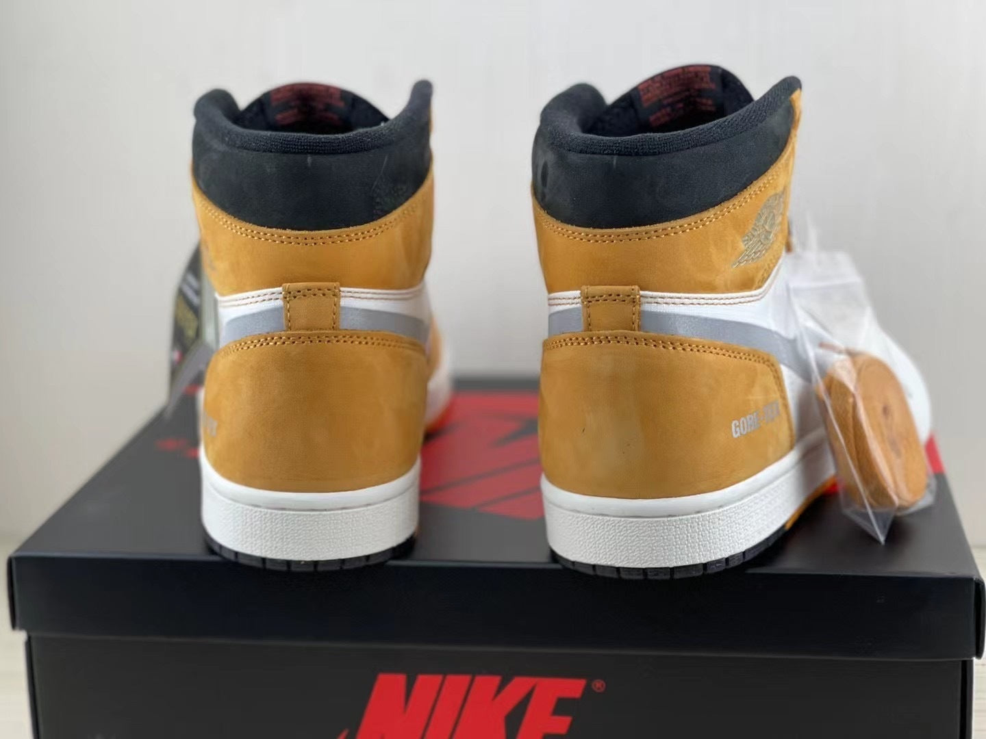 Air Jordan 1 Retro High OG "Light Curry"