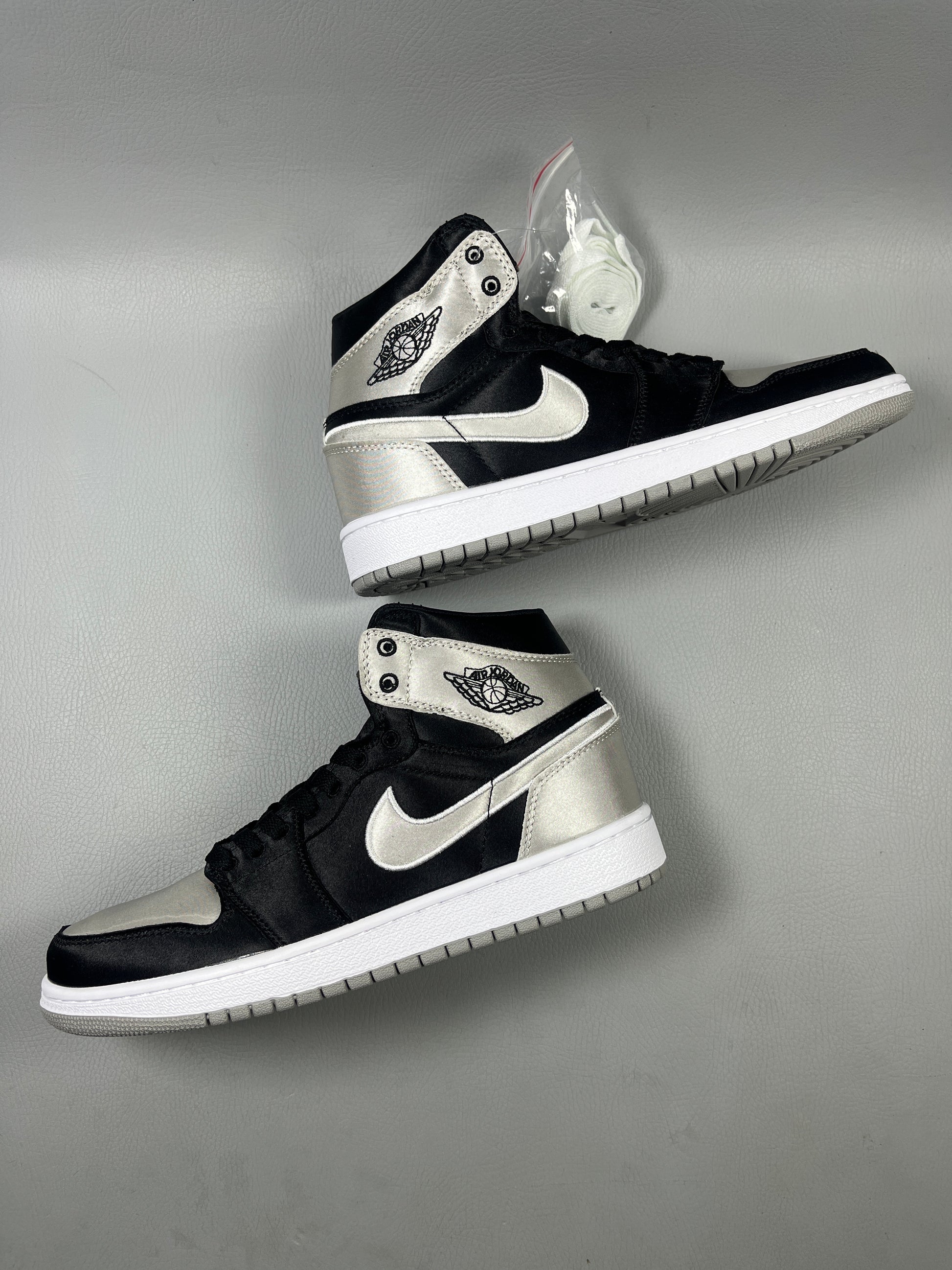 Air Jordan 1 Retro High OG 'Silver Silk'
