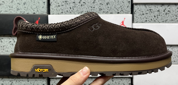 UGG Classic Snow Boot in Chocolate
