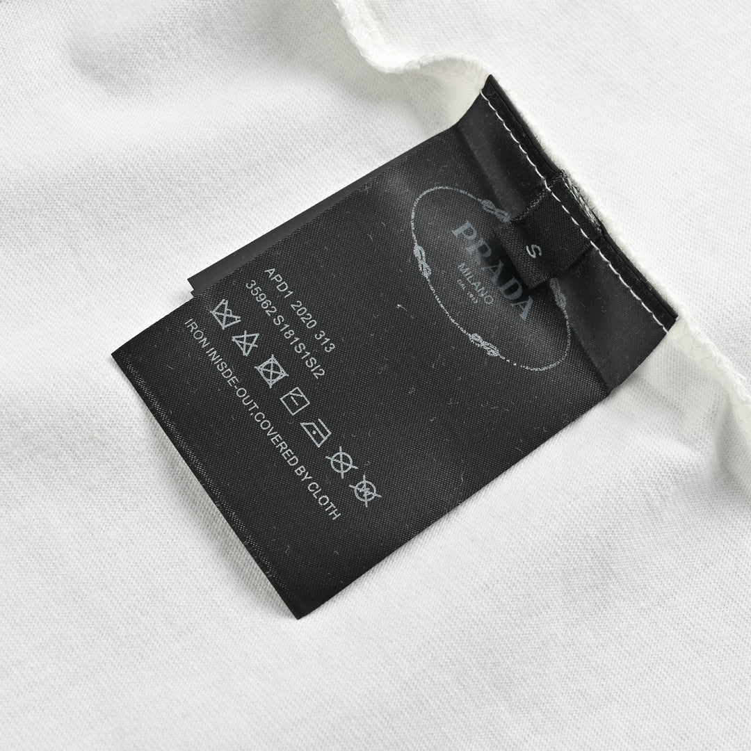 Pra*a t-shirt - white with subtle branding