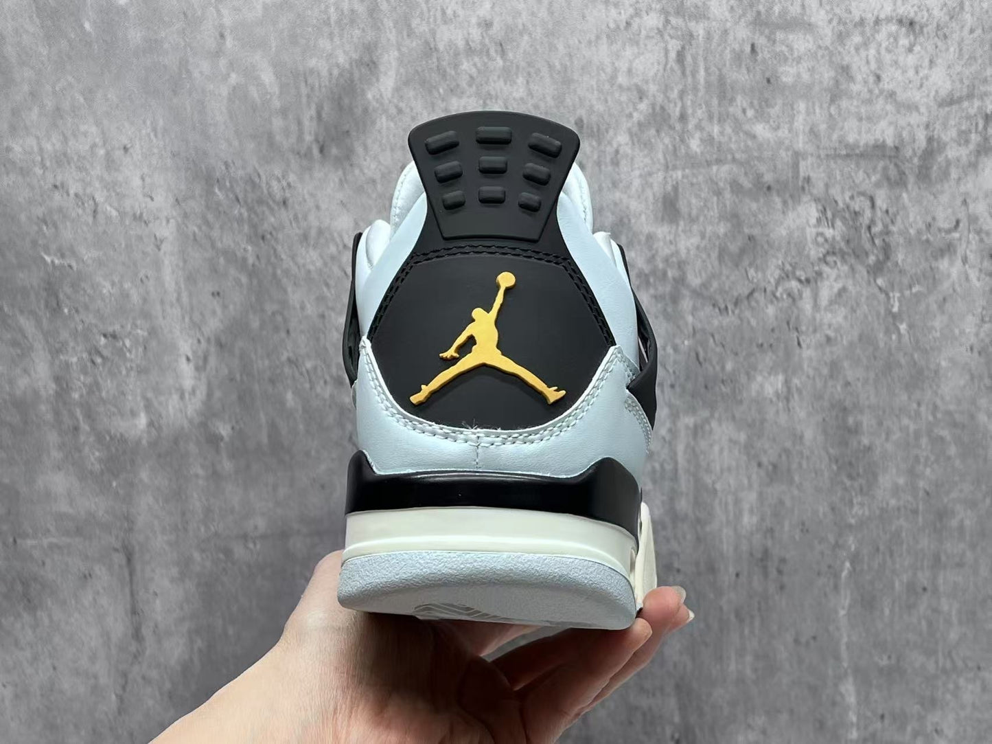 Air Jordan 4 Retro "Platinum"