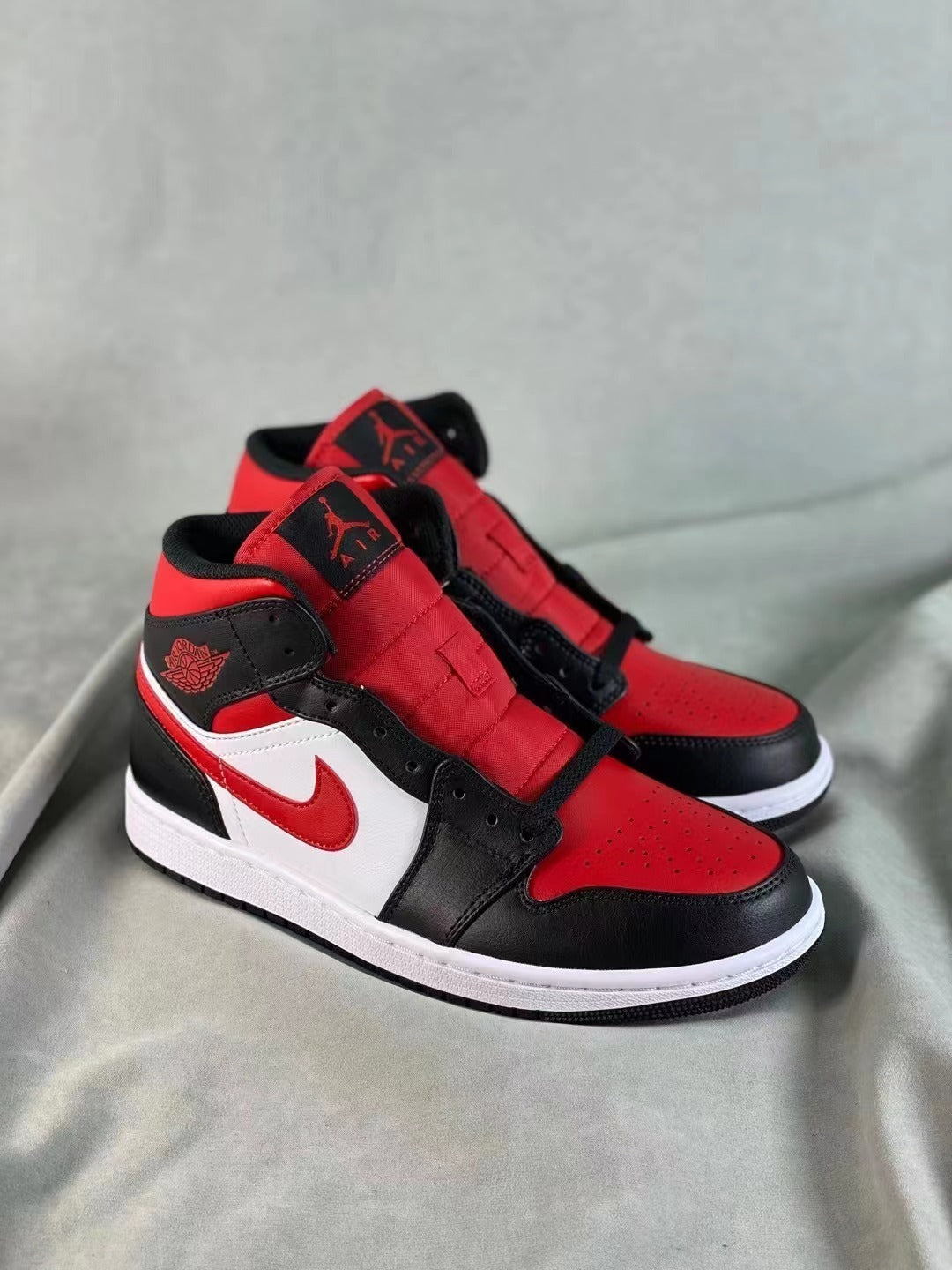 Air Jordan 1 Retro Mid "Black/White/Varsity Red"