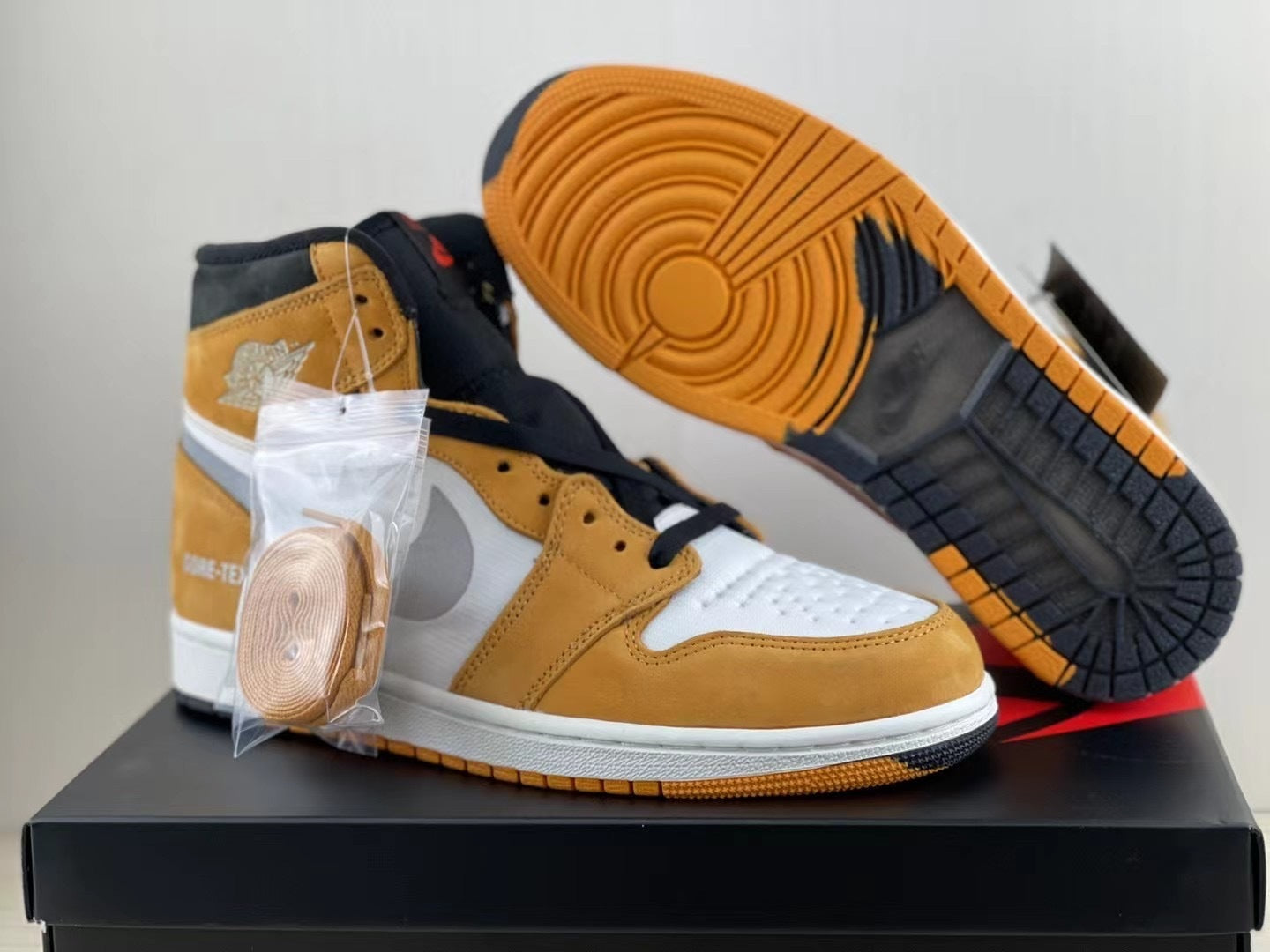 Air Jordan 1 Retro High OG "Light Curry"