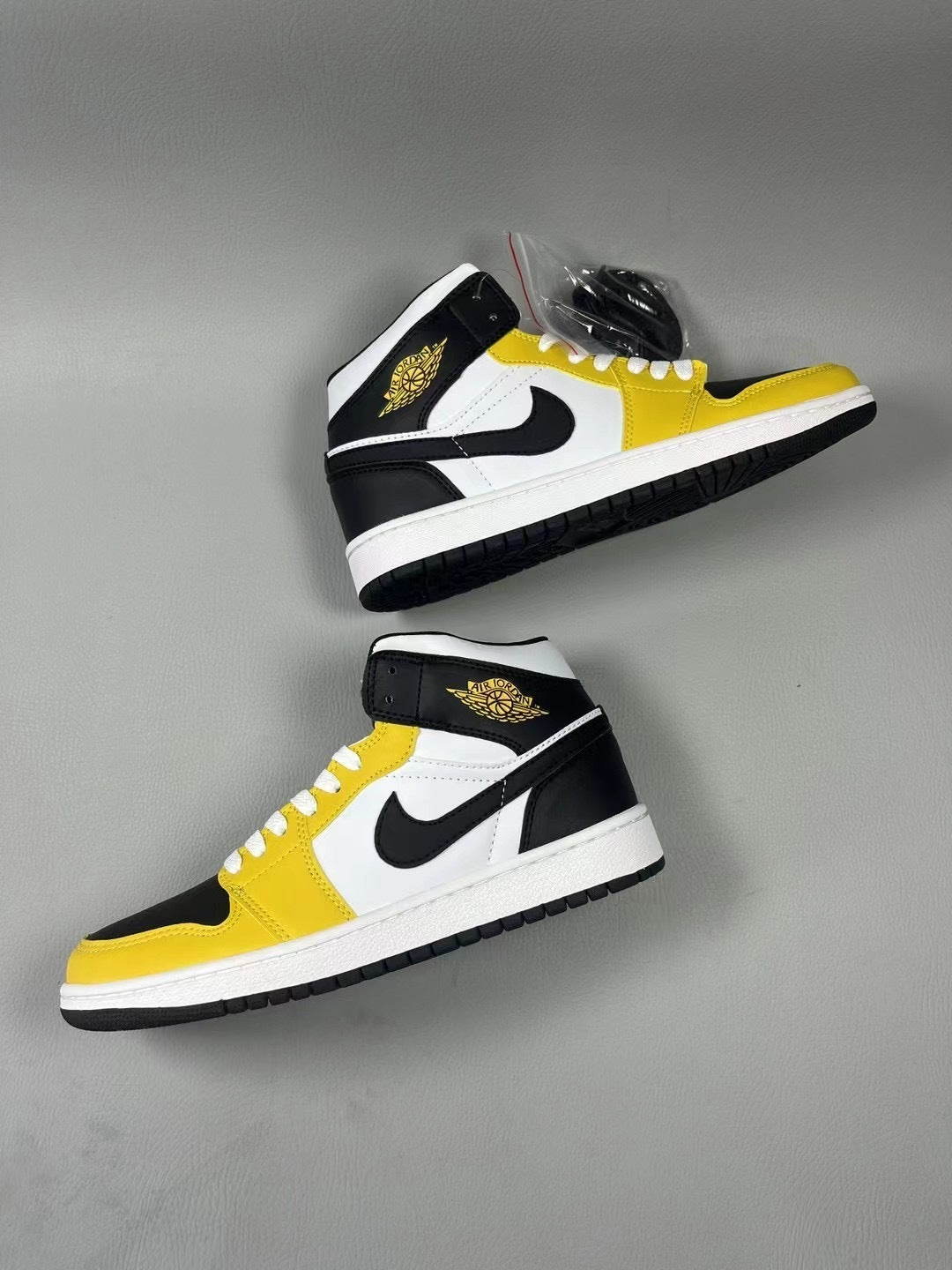 Air Jordan 1 Retro High OG "Black/Volt"