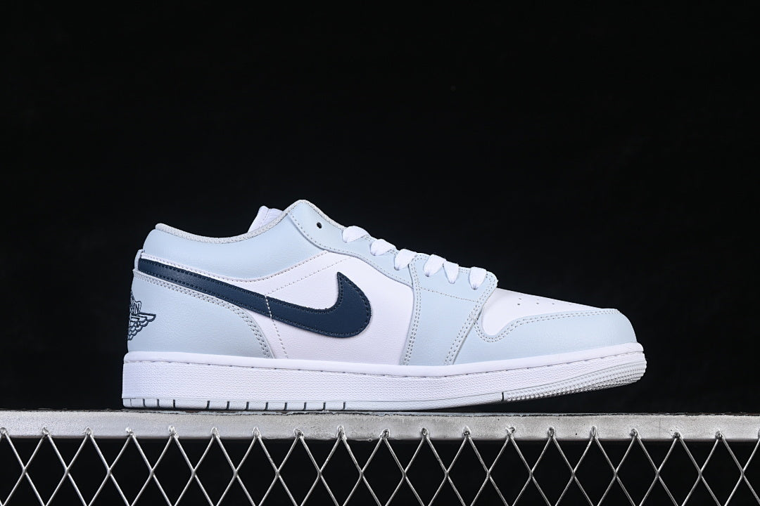 AIR JORDAN 1 LOW RETRO "WHITE / UNIVERSITY BLUE"
