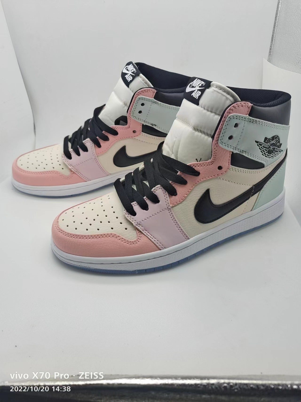 Air Jordan 1 Retro High OG "Macaroon"