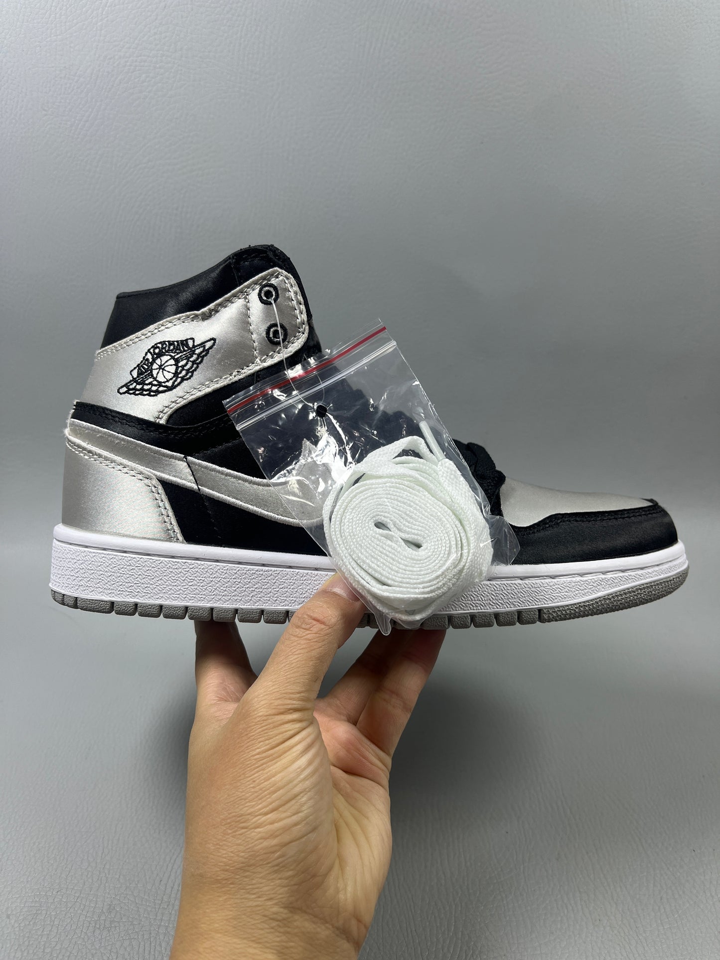 Air Jordan 1 Retro High OG 'Silver Silk'