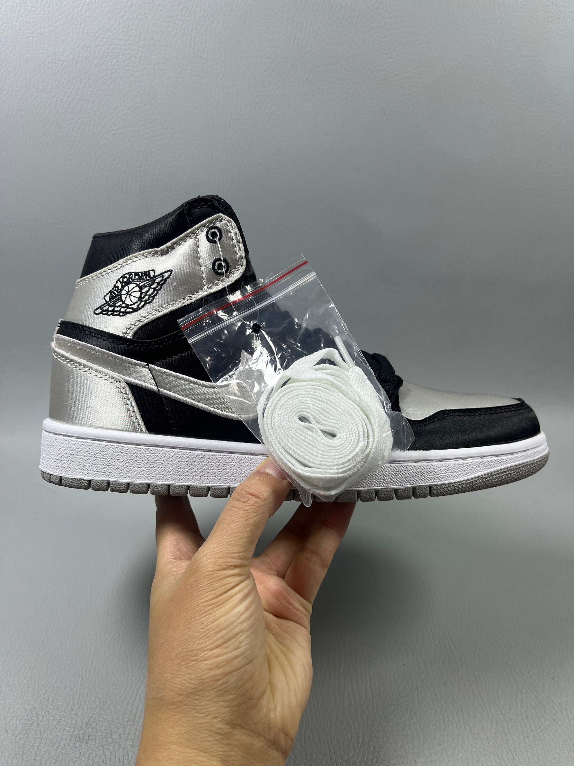 Air Jordan 1 Retro High OG 'Silver Silk'