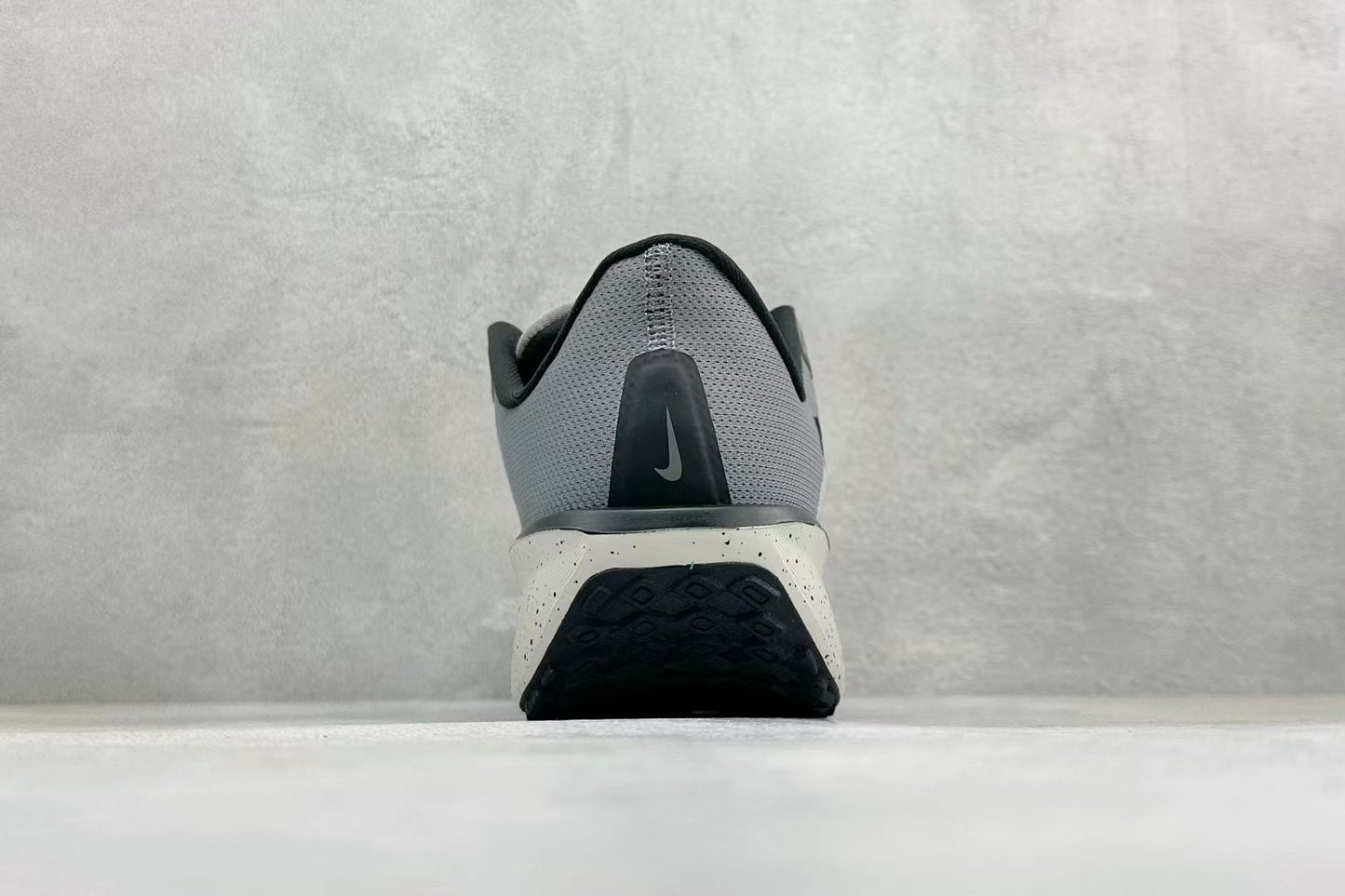 Nike Quest 6 in Grey/Black: Urban Engine