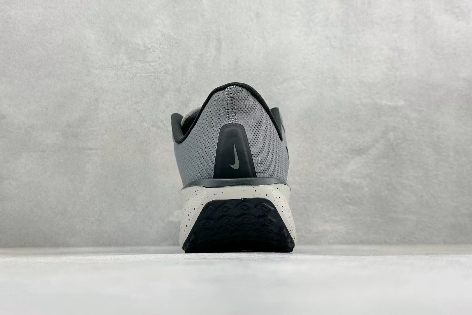 Nike Quest 6 in Grey/Black: Urban Engine