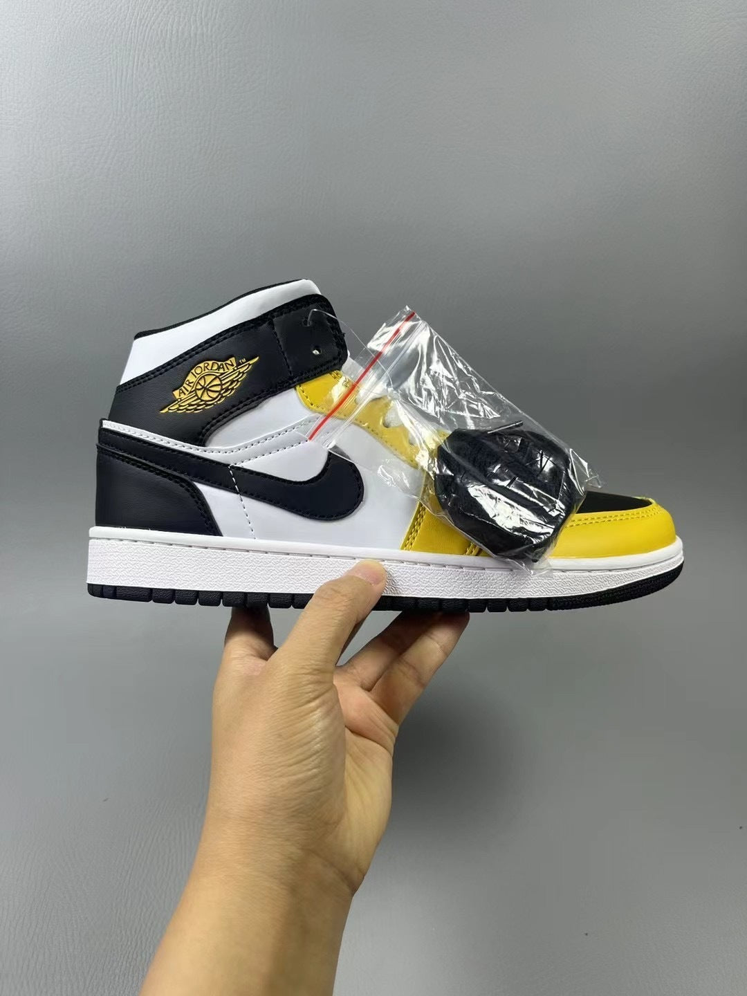 Air Jordan 1 Retro High OG "Black/Volt"