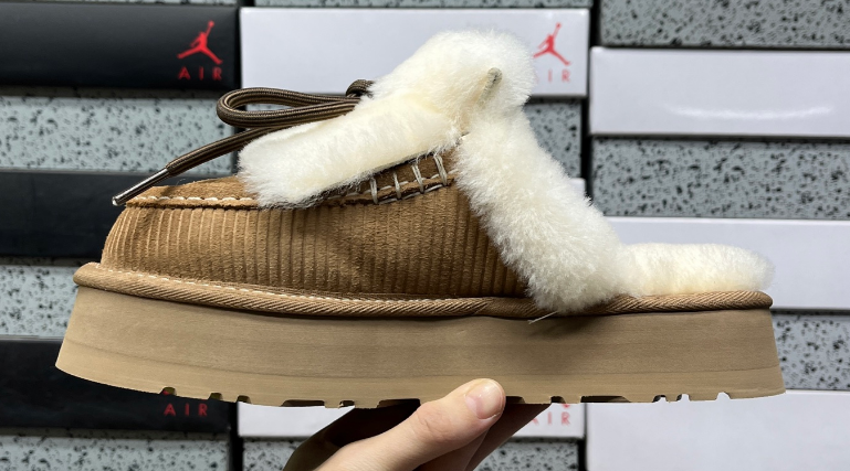 UGG Disquette Charm Slide in Chestnut