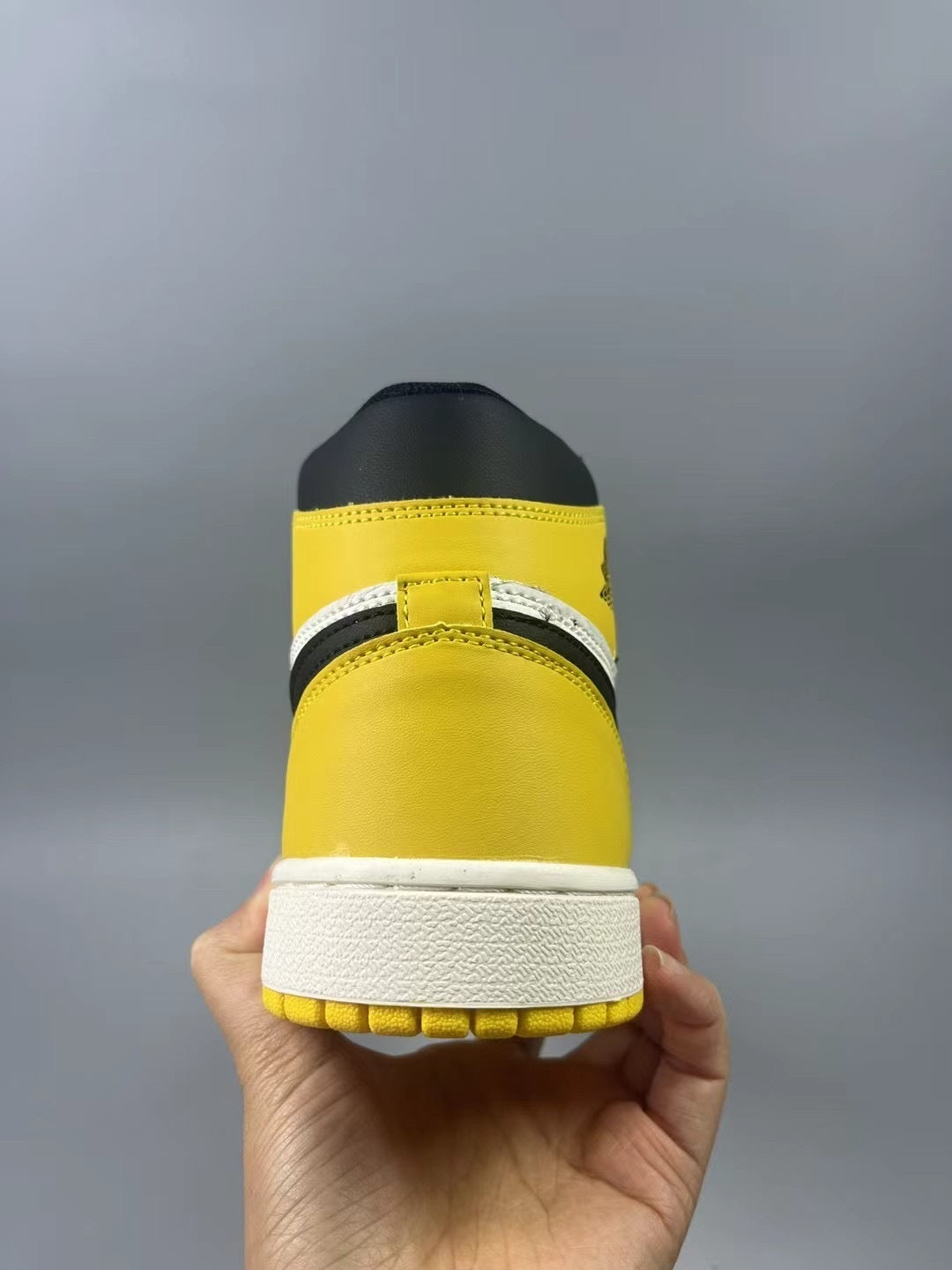 Air Jordan 1 Retro High OG "Black Toe / Yellow"
