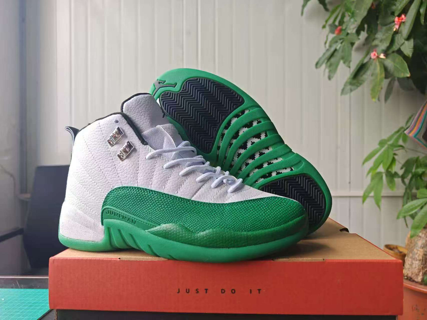 AIR JORDAN 12 RETRO "WHITE / GREEN"