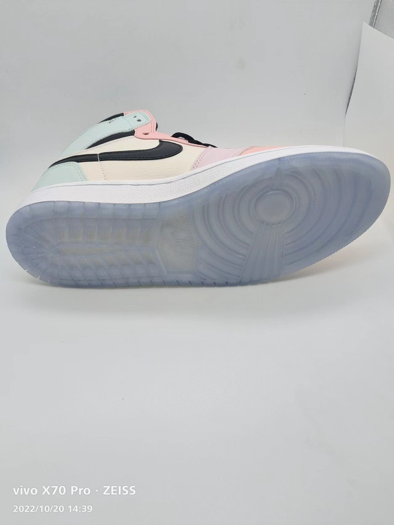 Air Jordan 1 Retro High OG "Macaroon"