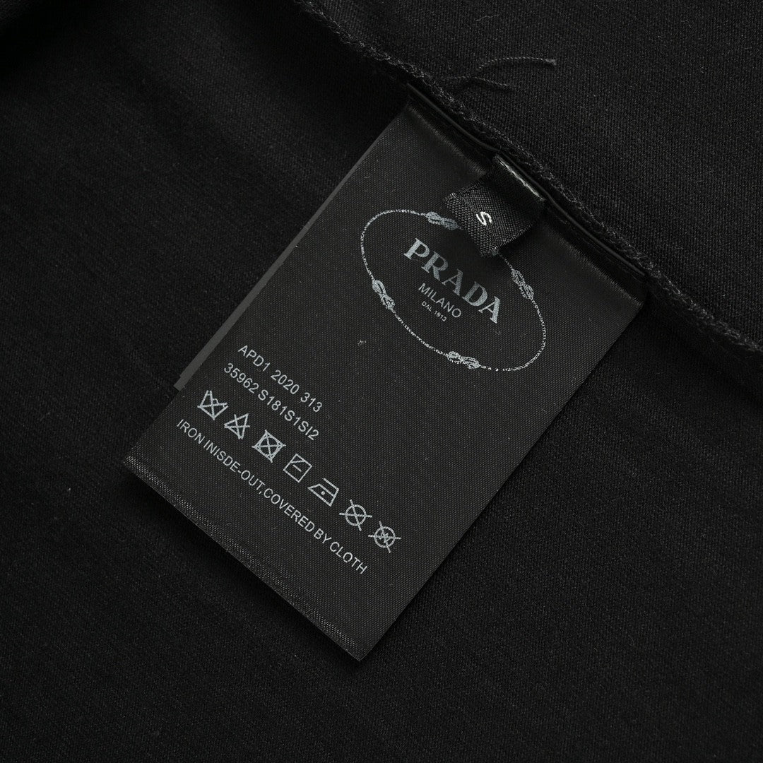 Pra*a t-shirt - black with subtle branding