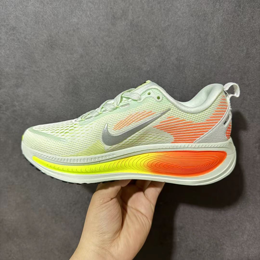 Nike Zoom Vomero in Green/Orange: Biomechanical Gradient