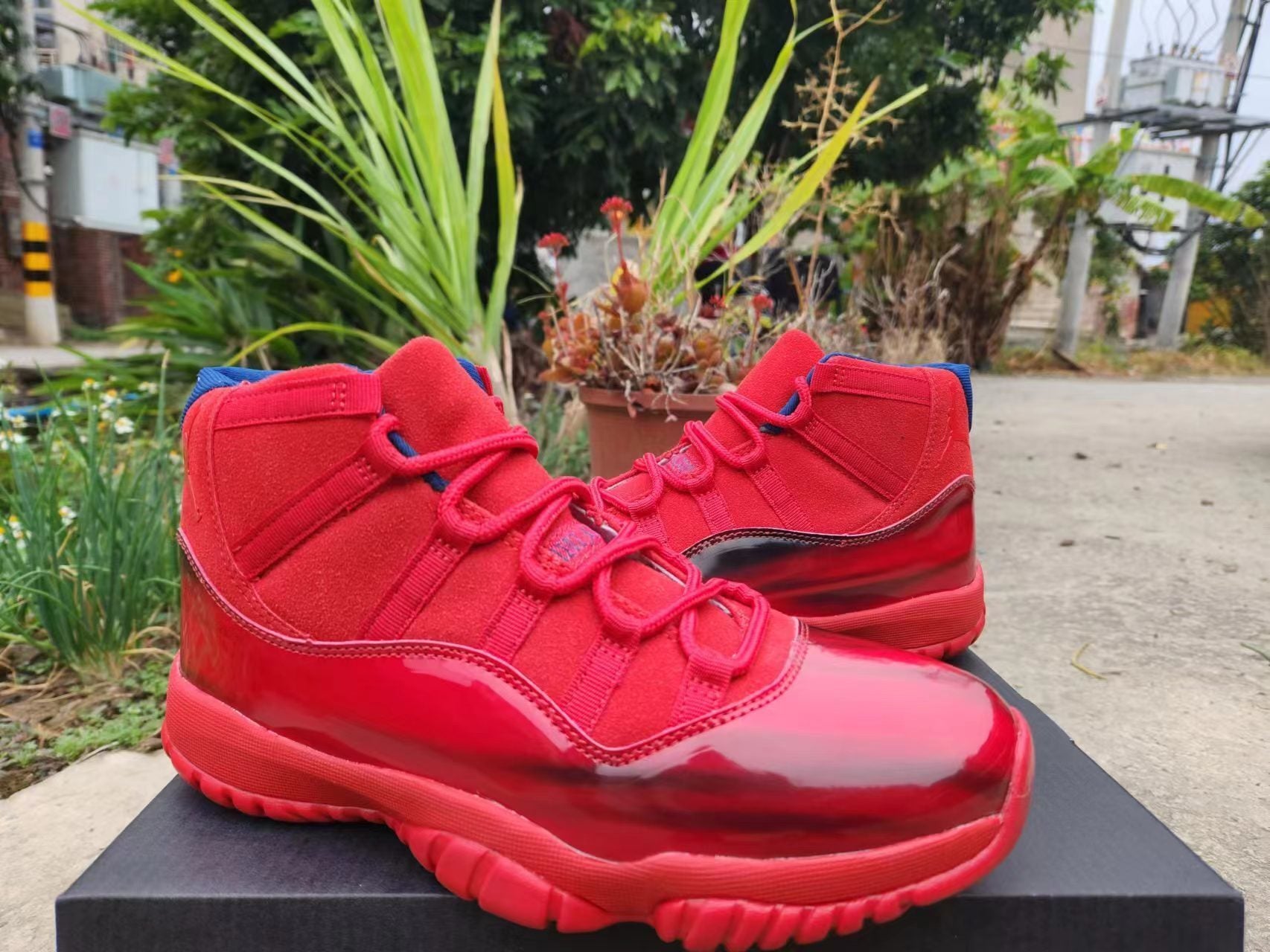 AIR JORDAN 11 RETRO "BIG RED"