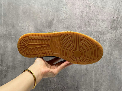Air Jordan 1 Mid "Black/University Gold"
