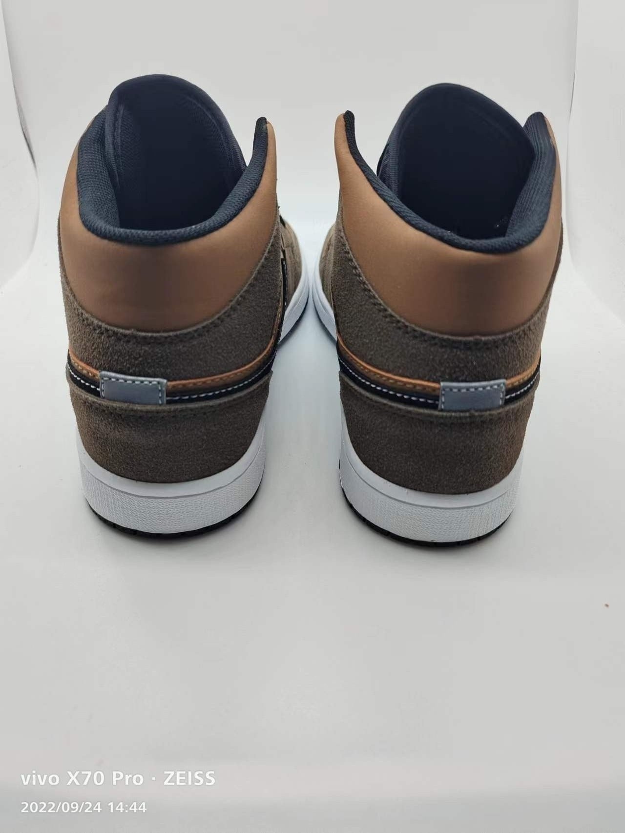 Air Jordan 1 Retro High OG "Chocolate"