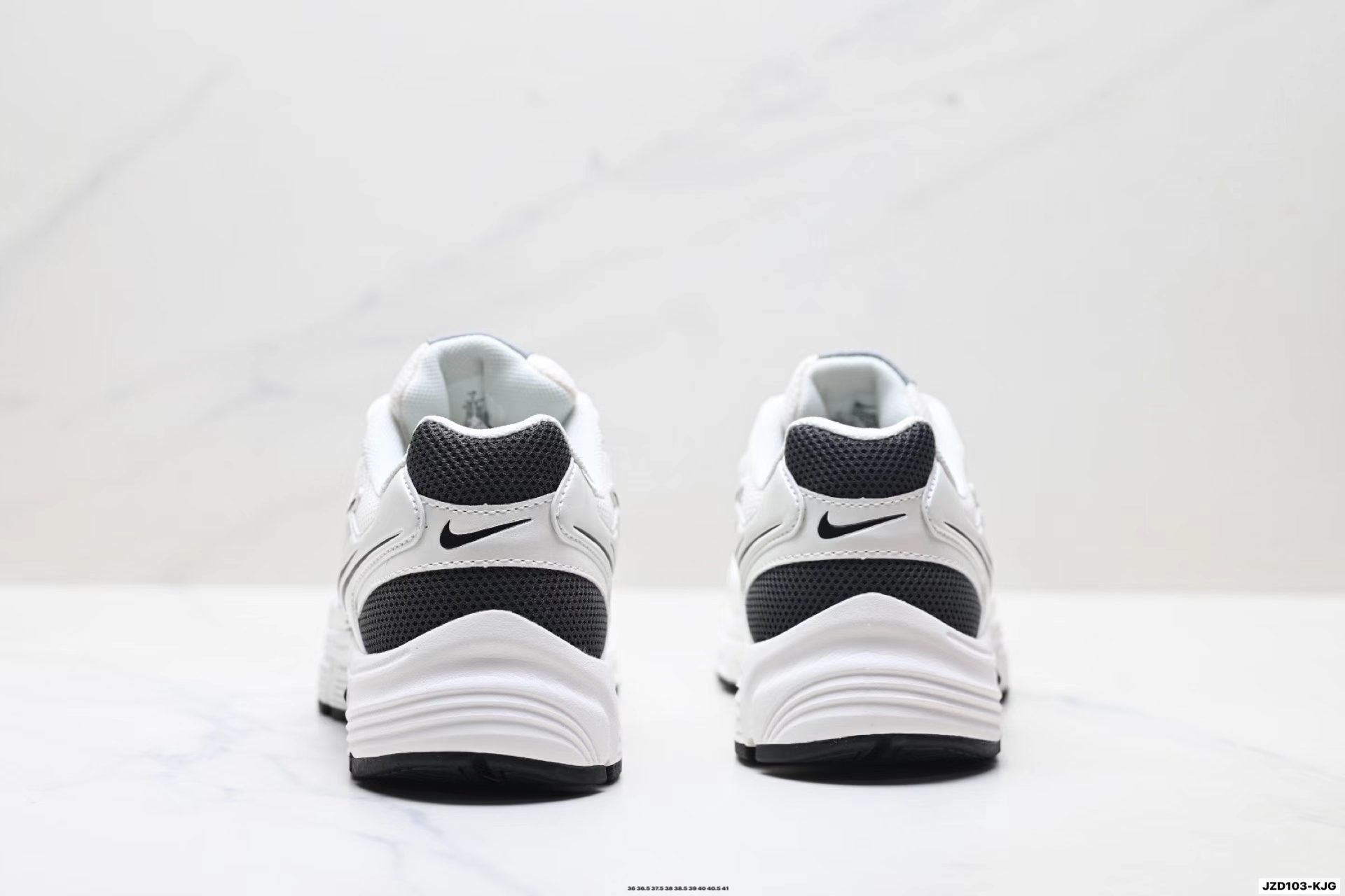 Nike Zoom Vomero 20 in White/Black: Inverted Aerial