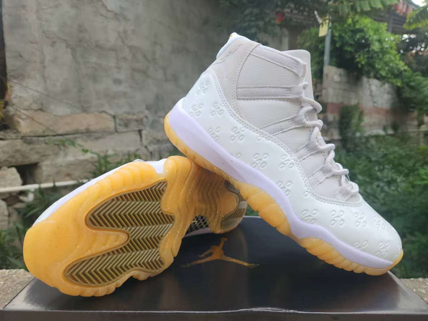 AIR JORDAN 11 RETRO "WHITE / EMBOSSED"