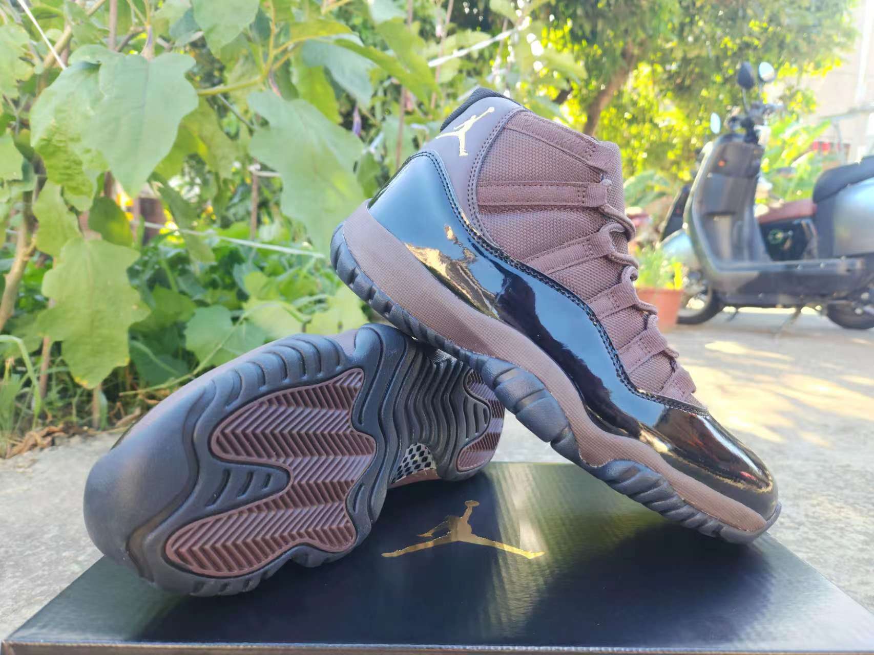 AIR JORDAN 11 RETRO "BLACK / BRONZE"