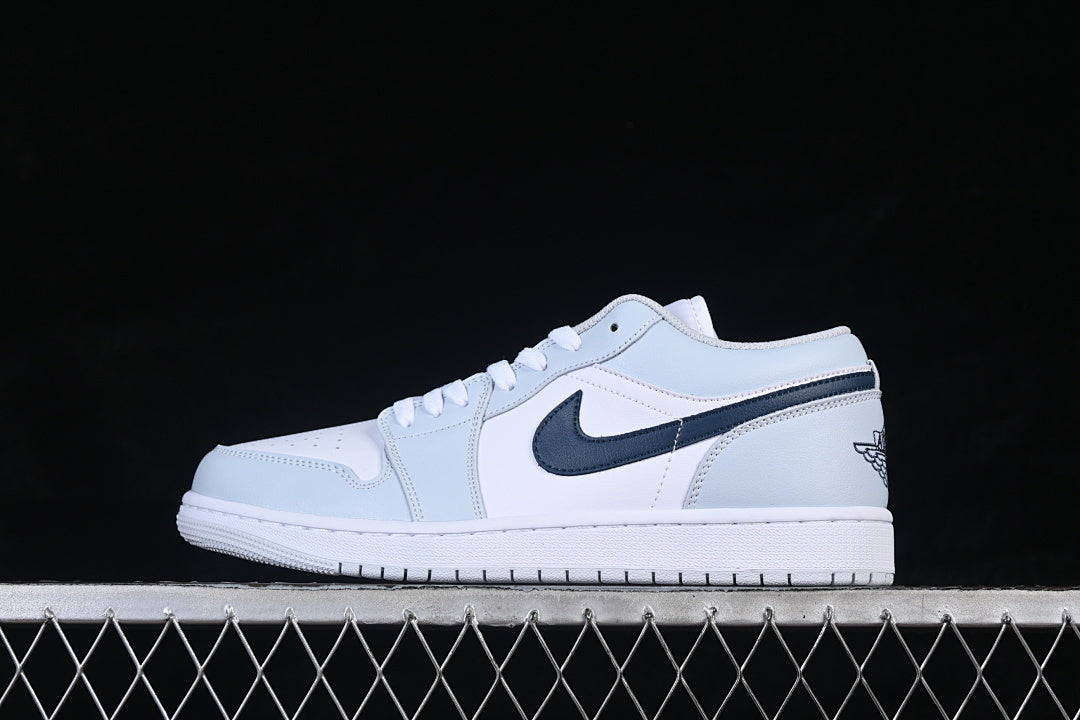 AIR JORDAN 1 LOW RETRO "WHITE / UNIVERSITY BLUE"